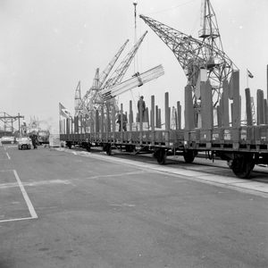 170993 Afbeelding van het lossen van hout voor het Zachthout Overslag Bedrijf in de Minervahaven te Amsterdam.